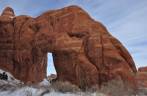 Pine Tree Arch, mais um arco de pedra no nosso segundo dia de explorações no Arches National Park, perto de Moab, em Utah, nos Estados Unidos
